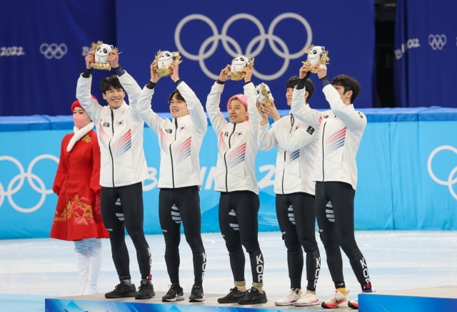 16일 오후 중국 베이징 캐피털 실내경기장에서 열린 2022 베이징 동계올림픽 쇼트트랙 남자 5000m 계주 결승에서 은메달을 차지한 대표팀. / 사진=뉴스1