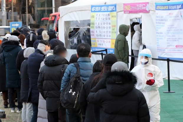 17일 오전 서울 송파구보건소 신종 코로나바이러스 감염증(코로나19) 선별진료소에서 시민들이 검사를 기다리고 있다. /사진=뉴스1