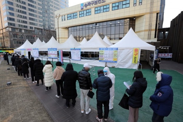 17일 오전 서울 송파구보건소 신종 코로나바이러스 감염증(코로나19) 선별진료소에서 시민들이 검사를 기다리고 있다. /사진=뉴스1