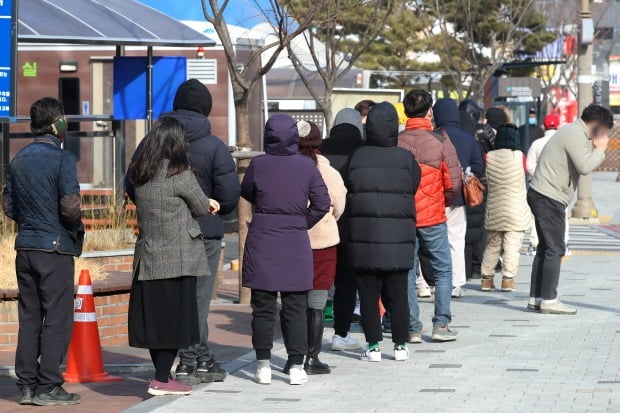  대구 달성군보건소 선별진료소에서 많은 시민들이 줄지어 유전자증폭(PCR) 검사를 기다리고 있다. /사진=뉴스1