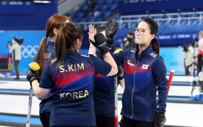컬링 '팀 킴', 스웨덴에 4-8 패…준결승 진출 좌절