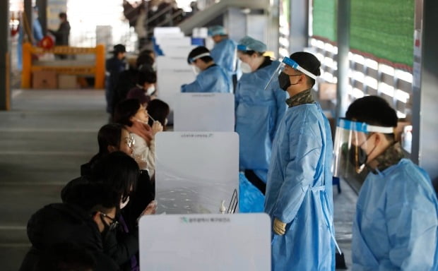 21일 오전 광주 북구보건소 선별진료소에서 시민들이 진단검사를 받고 있다. /사진=뉴스1