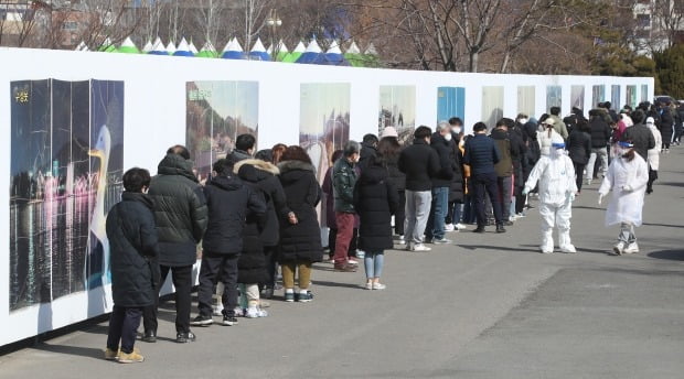  대구 달서구 옛 두류정수장 임시선별검사소에서 많은 시민이 줄지어 코로나19 검사를 기다리고 있다. /뉴스1