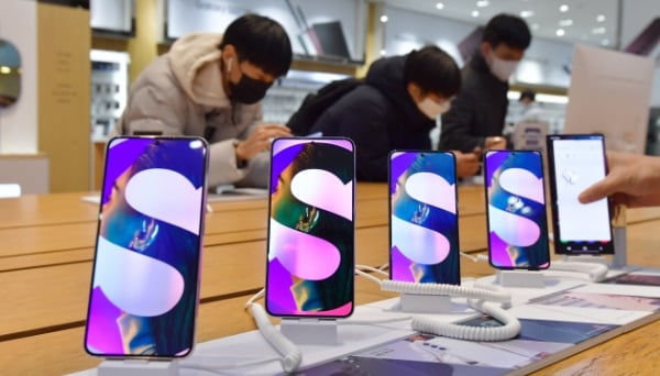 지난달 10일 서울 서초구 삼성 딜라이트에서 시민들이 삼성전자의 플래그십 스마트폰 갤럭시S22 시리즈를 체험하고 있다. 김범준기자
