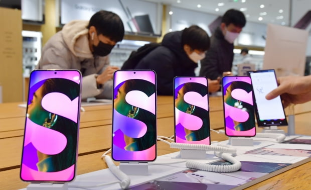 서울 서초구 삼성 딜라이트에서 시민들이 삼성전자의 새로운 플래그십 스마트폰 갤럭시S22 시리즈를 체험하는 모습 / 사진=김범준 기자