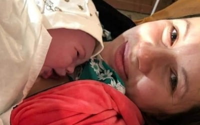 피난 행렬에서 아기 출산…우크라 전쟁통에 태어난 '희망'