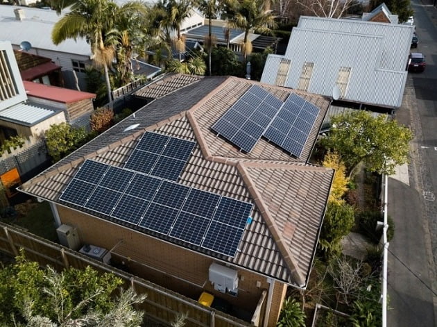 호주 빅토리아주 멜버른 주택 지붕에 설치된 한화큐셀 모듈. /사진=한화큐셀 제공