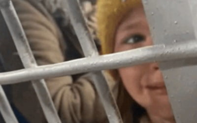 러시아, '전쟁 반대' 시위하며 헌화한 7살 아이 체포