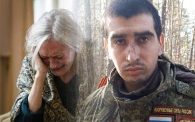 "당신의 가족을 찾아라" 우크라, 생포한 러시아 포로 인계 안내