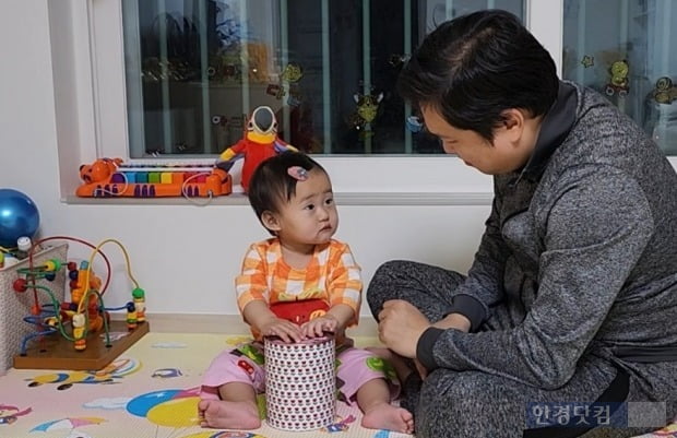 저를 따라 분유통을 통통 내리치던 딸아이가 '이렇게 하라는 게 맞냐'는 듯이 쳐다보고 있습니다.