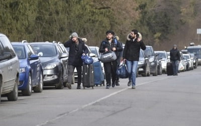 "차 유리창에 태극기"…주우크라 대사관 12시간 달려 대피 완료 