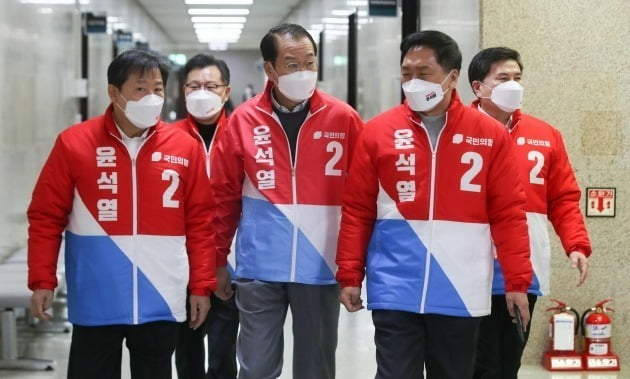 권영세 국민의힘 선거대책본부장(가운데)과 김기현 원내대표(오른쪽 두 번째)가 4일 오전 국회에서 열린 확대선거대책본부 회의에 참석하고 있다. 국회사진기자단
