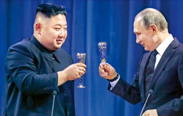 김정은 북한 국무위원장과 블라디미르 푸틴 러시아 대통령이 2019년 4월 러시아 블라디보스톡에서 정상회담을 가진 뒤 리셉션에서 건배하고 있다./ 연합뉴스