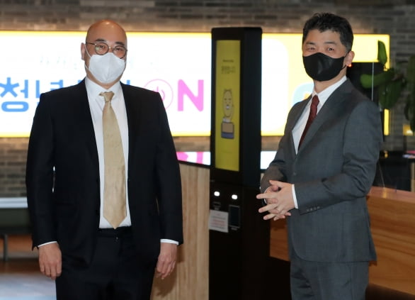 김범수 카카오 의장(오른쪽)과 남궁훈 카카오 대표이사 내정자(왼쪽) [사진=뉴스1]
