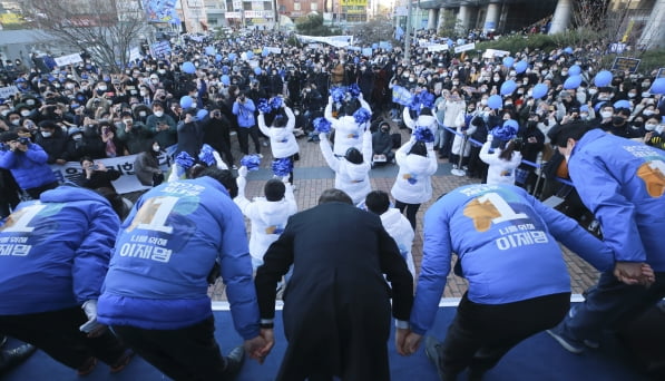 이재명 더불어민주당 대선후보가 5일 경기도 평택시 평택역 1번 출구 앞에서 열린 '한다면 한다! GTX 연장으로 가까워지는 경기와 서울!' 평택 유세에서 지지자에게 인사하고 있다. 2022.3.5 [사진=연합뉴스]