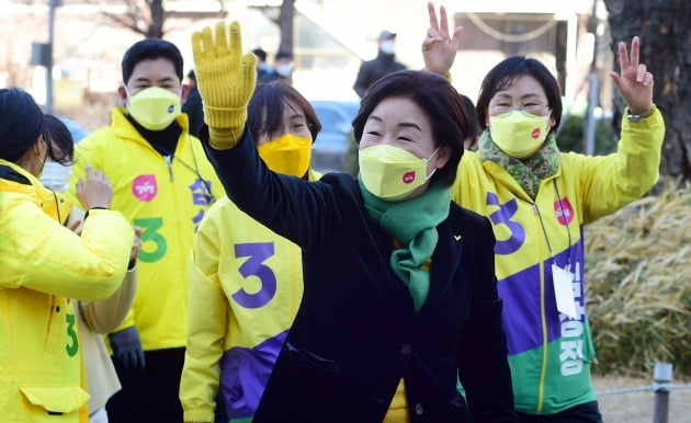 정의당 심상정 대선 후보가 6일 오후 서울 마포구 연남동 연트럴파크에서 2030 프라이드 유세를 마친 뒤 시민들과 인사를 나누고 있다. 사진=연합뉴스