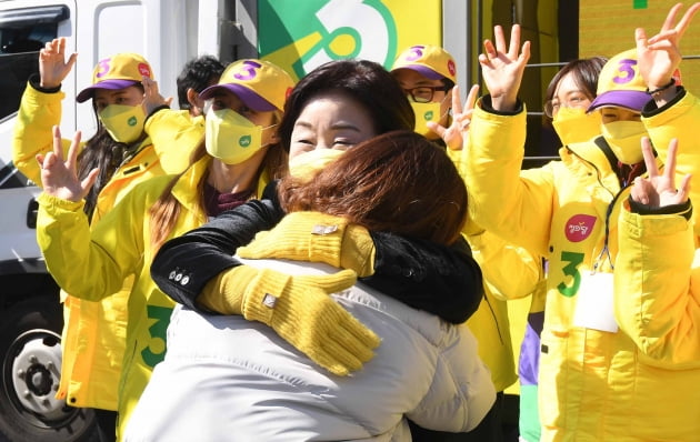 [포토] 연남동에서 지지 호소하는 심상정