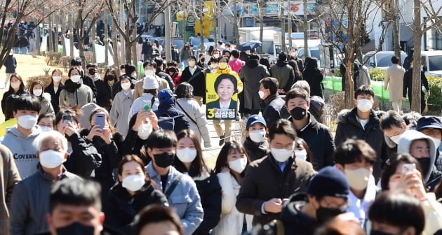 [포토] 연남동에서 지지 호소하는 심상정