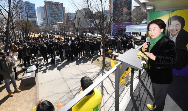 [포토] 연남동에서 지지 호소하는 심상정