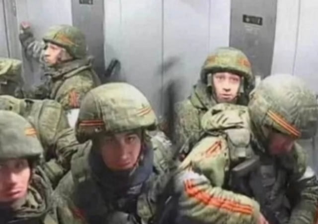 건물 옥상에 가려고 건물 엘리베이터에 탑승한 러시아 군인. / 사진=트위터