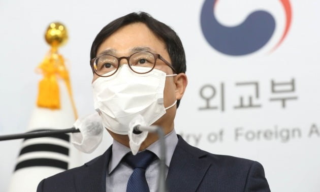 최영삼 외교부 대변인이 8일 서울 도렴동 외교부청사에서 정례브리핑을 진행하고 있다./ 뉴스1