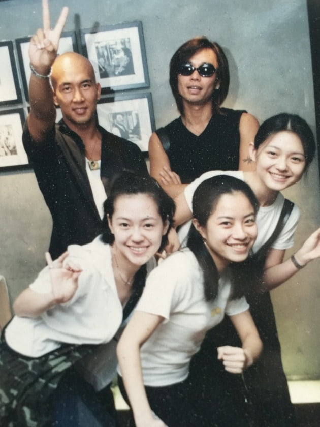 1999년 클론과 사진찍은 쉬시위안. 맨 오른쪽이 구준엽과 결혼하는 쉬시위안 (사진 출처=강원래 페이스북)
