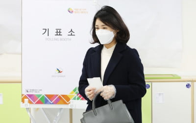 이재명 부인 김혜경, '남색 코트' 입고 자택 인근서 투표