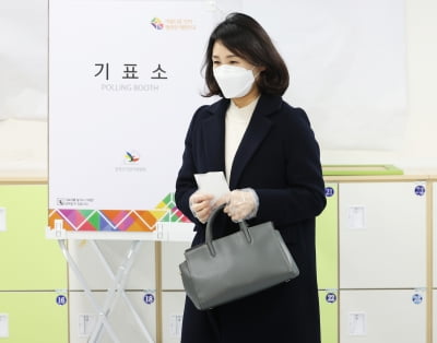 李 배우자 김혜경, 자택 근처서 투표