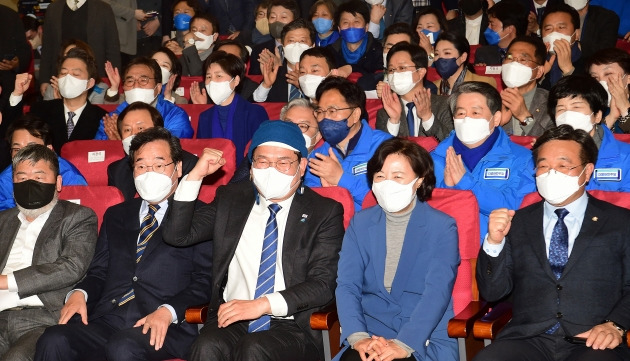 출구조사 결과 지켜보며 환호하는 민주당