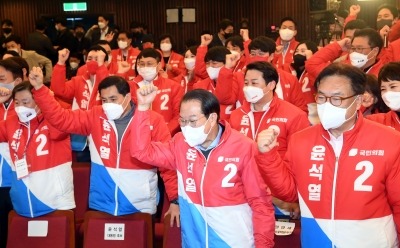 [포토] 득표율 역전에 환호하는 국민의힘