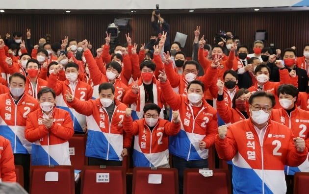 정진석 국회부의장을 비롯한 국민의힘 의원들이 10일 새벽 서울 여의도 국회 도서관 개표 상황실에서 윤석열 후보가 이재명 더불어민주당 대선 후보와의 격차가 벌어지자 환호하고 있다. 뉴스1