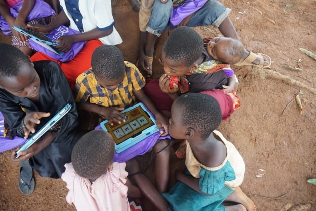 △에누마 개발도상국 대상 기초교육 프로그램 ‘킷킷스쿨’로 학습하는 탄자니아 아이들.