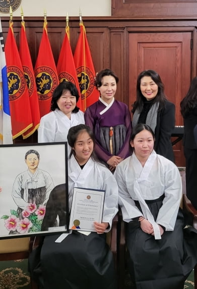 유관순 상을 받은 수상자들이 기념사진을 찍고 있다. 천안시 제공
