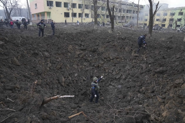 러시아군 폭격으로 생긴 우크라이나의 한 병원 앞 거대한 구덩이. 사진=연합뉴스