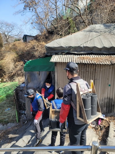 핑골프 동호회, 소외이웃에 연탄 전달