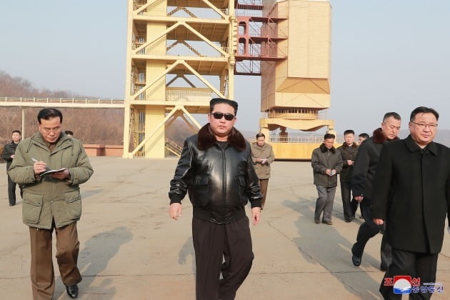 김정은 북한 국무위원장이 대륙간탄도미사일(ICBM)로 전용 가능한 장거리 로켓을 발사할 수 있는 동창리 미사일 시험장(서해위성발사장)을 현지지도하고 있다./ 사진=연합뉴스