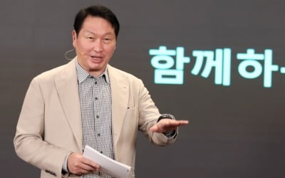 SK텔레콤 회장 맡은 최태원, 첫 행보는 'AI 회의'