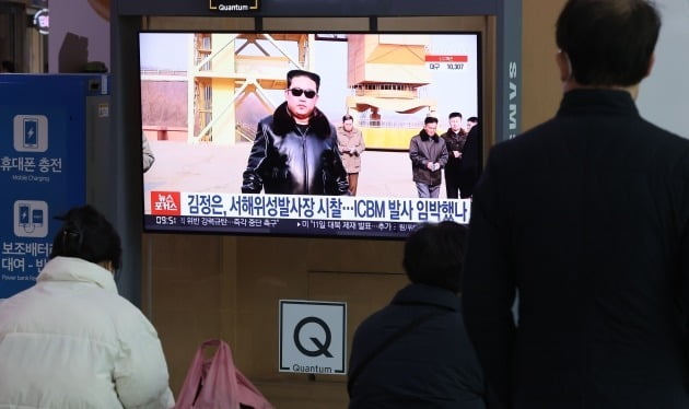 지난 11일 서울역에서 시민들이 김정은 북한 국무위원장의 서해위성발사장 시찰 관련 보도를 지켜보고 있다./ 연합뉴스