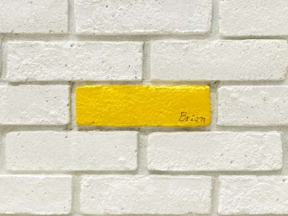 카카오픽코마 일본 사무실 입구 하단의 노란 벽돌. 김범수 카카오 의장의 영어 이름인 '브라이언'이 새겨져 있다. [사진=카카오]