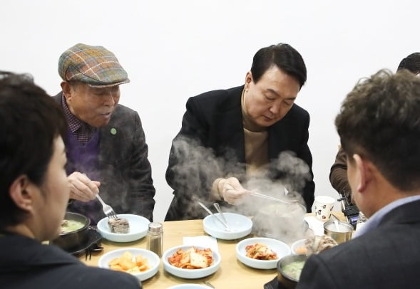 윤석열 대통령 당선인이 14일 당선 후 첫 외부 공식일정으로 서울 남대문 시장을 찾아 상인회 회장단과 오찬을 하고 있다. 뉴스1