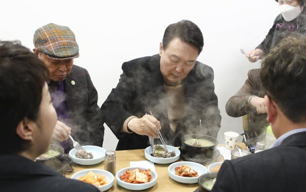 1일차 꼬리곰탕, 2일차 짬뽕, 3일차 김치찌개…윤석열의 '백반 정치' 