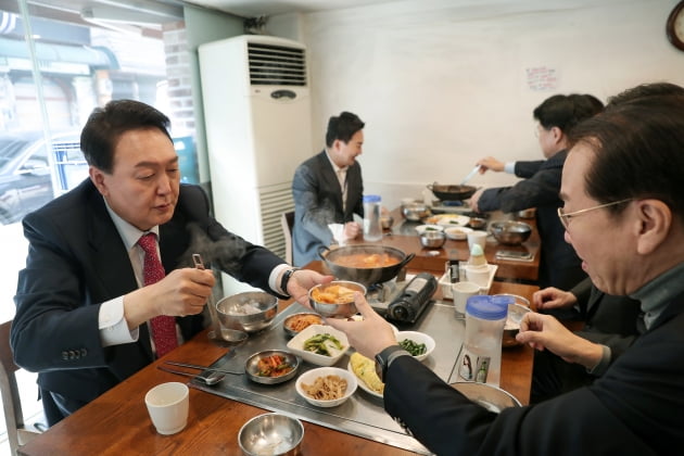 1일차 꼬리곰탕, 2일차 짬뽕, 3일차 김치찌개…윤석열의 '백반 정치' 