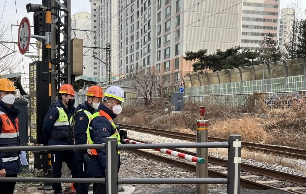 한국철도공사 관계자들이 지난달 9일 차량과 보행자 통행량이 많은 용산 백빈, 돈지방, 서빙고 건널목 등을 찾아 철도건널목 사고 예방을 위한 현장 안전 점검을 하고 있다. 사진=연합뉴스