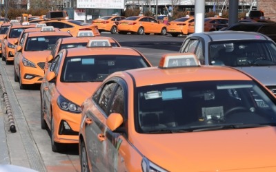 여행업 등 14개업종 특별고용지원 연장…택시는 신규 지원
