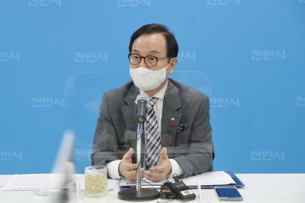 박상돈 천안시장이 17일 시청 브리핑실에서 열린 기자간담회에서 오는 19일부터 시행 예정인 천안형 환승할인제에 대해 설명하고 있다. 천안시 제공