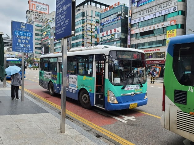 천안 신부동 신세계백화점 천안아산점 앞 정류장에 시내버스가 정차해 있다. 강태우 기자