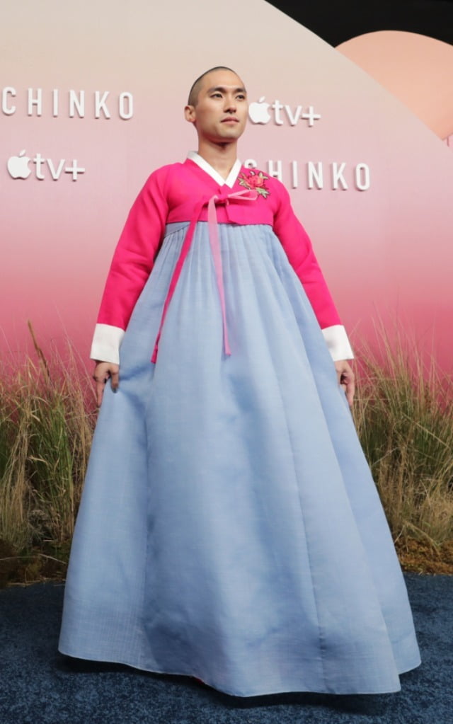 '파친코' 레드카펫 행사에서 한국의 여성 한복을 입은 진하. 그는 
