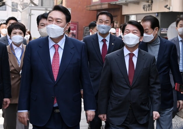 윤석열 대통령 당선인과 안철수 대통령직인수위원장이 지난 16일 점심 식사를 위해 식당으로 이동하고 있다. 사진=연합뉴스