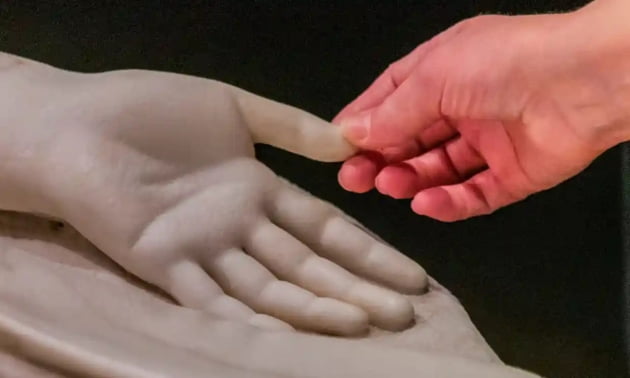 진짜 사람의 손처럼 온기가 전해지는 듯한 ‘누운 막달레나’의 손 부분/가디언 홈페이지 캡처