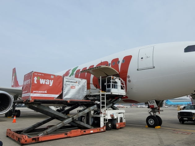 지난 17일 김포공항 주기장에 서 있는 대형기 A330-300. 티웨이항공은 오는 5월까지 A330을 3대 도입할 예정이다. 남정민 기자